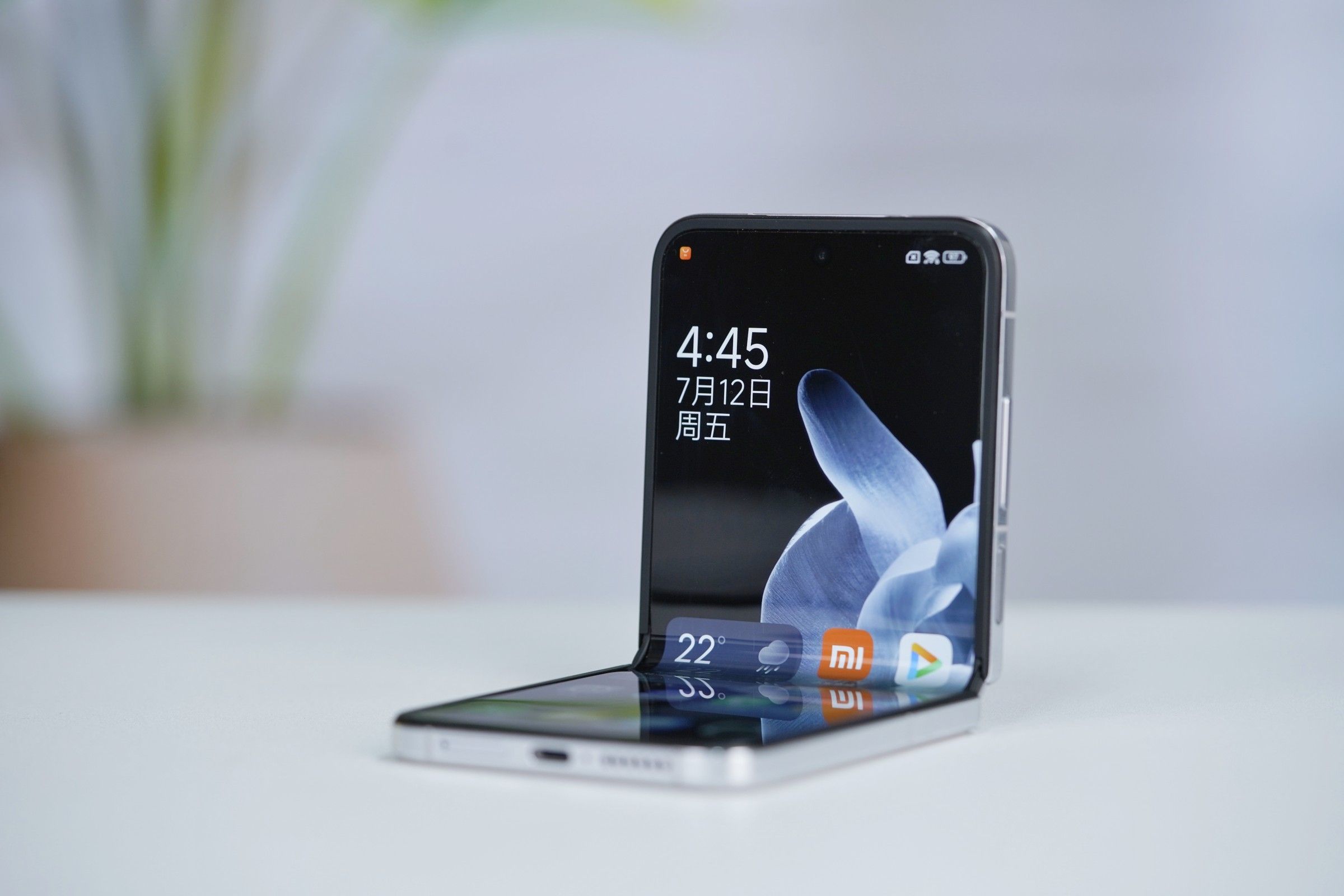 Xiaomi MIX Flip Đột Phá Trong Thiết Kế Smartphone